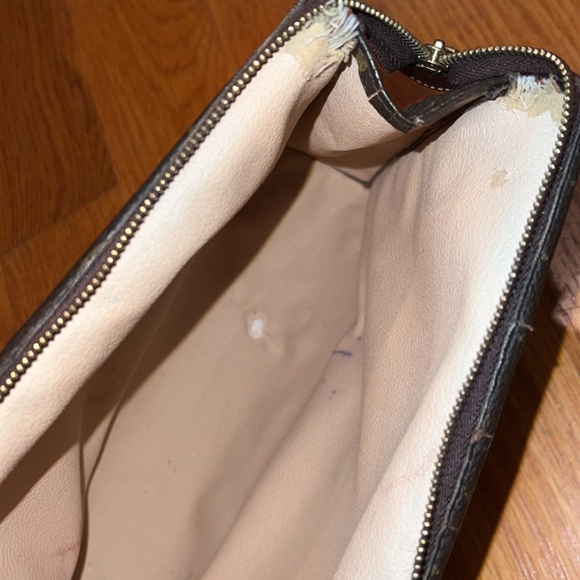 100% Authentic Louis Vuitton Pouch - Picture 2 of 3